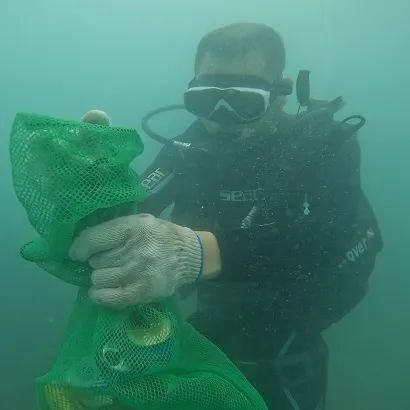 守護蔚藍 志愿者與專業力量聯手清理海洋“幽靈網”