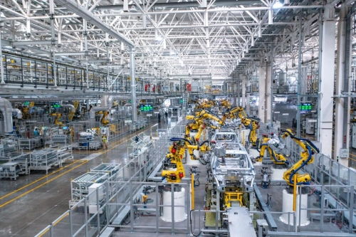 山城重慶見(jiàn)證“中國(guó)速度” 超級(jí)工廠(chǎng)30秒下線(xiàn)一臺(tái)車(chē)，水草打撈船守護(hù)碧水清波